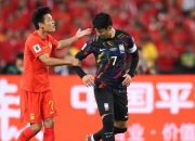 足球队三比零获胜，全队合作配合出色