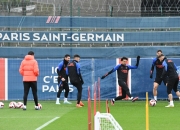 包含巴黎圣日耳曼足球队备战周末的比赛的词条