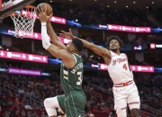 关于雄鹿险胜全明星入选，复出首战轰40分关键表现点燃全场！的信息